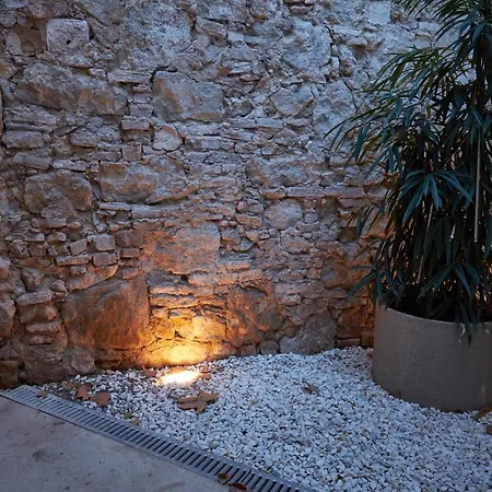 Apartment Luxury 1br With Patio Near The